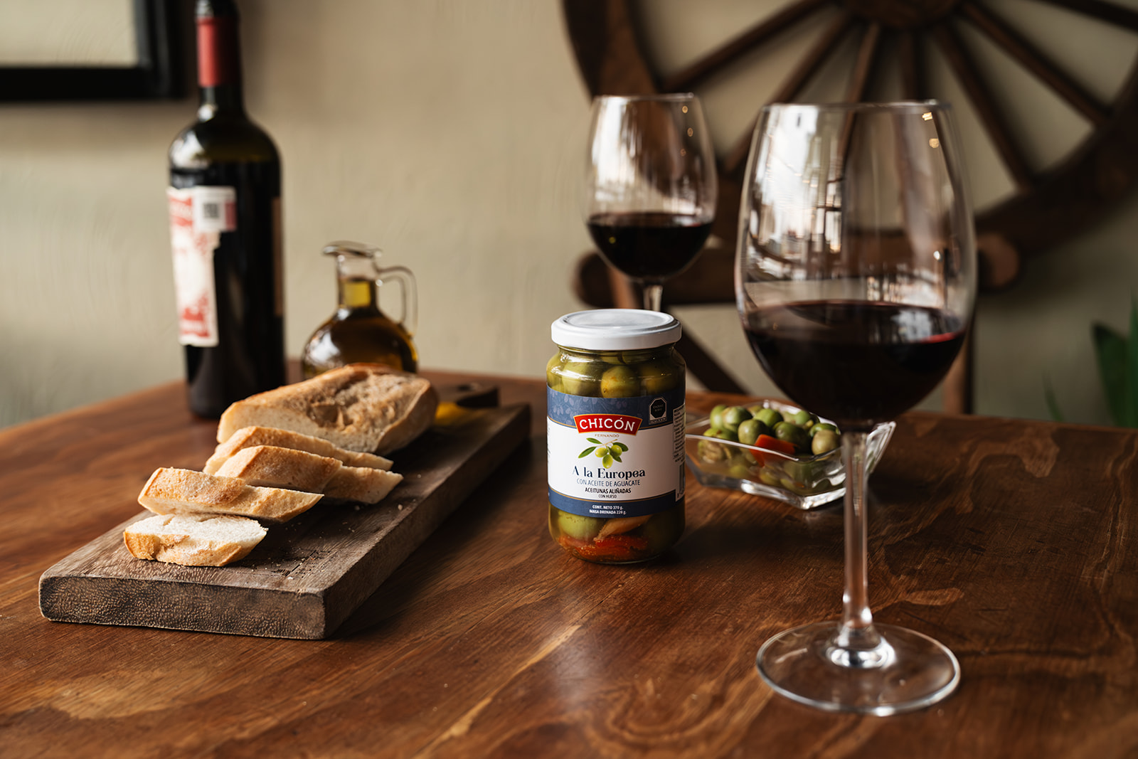 Aceitunas Chicón A la Europea con tabla de pan y vino tinto